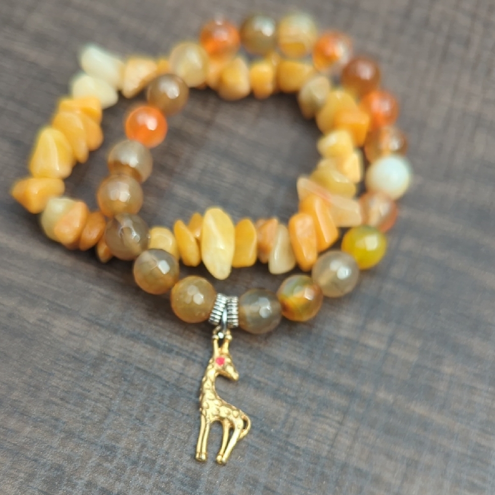 Elegant Beaded Bracelet with Giraffe Charm